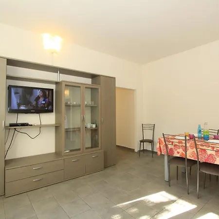 Διαμέρισμα Pineta 11 *